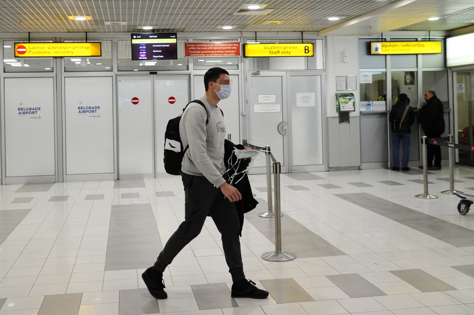 V. V. je sat i po vremena proveo na aerodromu gde je ustanovljeno da nema koronavirus