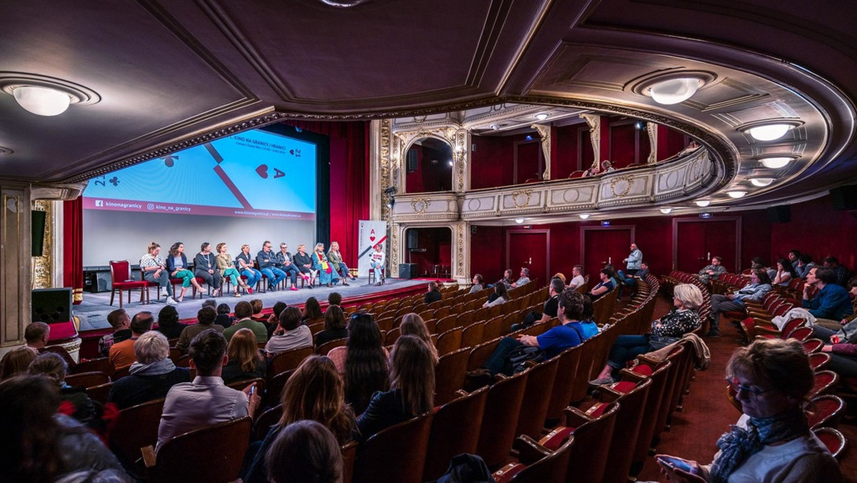 Kino na Granicy obchodziło w tym roku 21. urodziny. Jak przystało na młodzieńca, potrafiło i dobrze się bawić, i zamyślić, i porozmawiać, i pożartować. W tym roku przegląd kina polskiego, czeskiego i słowackiego przyciągnął rekordową liczbę gości, zachowując przy tym swój bezpretensjonalny, kameralny charakter.