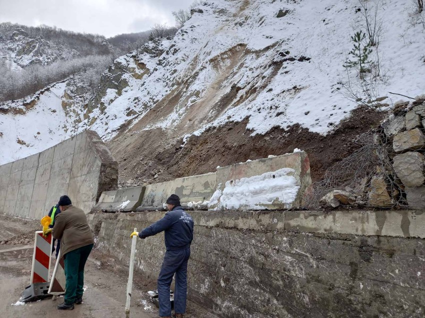 Radnici "Puteva Užice" od subote se borili sa posledicama odrona