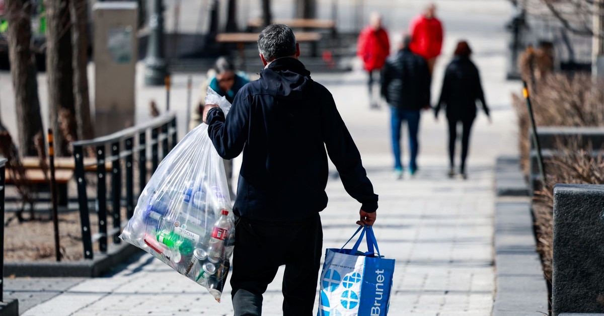 Butelkomaty odrzucają, kaucja przepada. Polacy przyszli po 50 groszy, zostali z torbą śmieci
