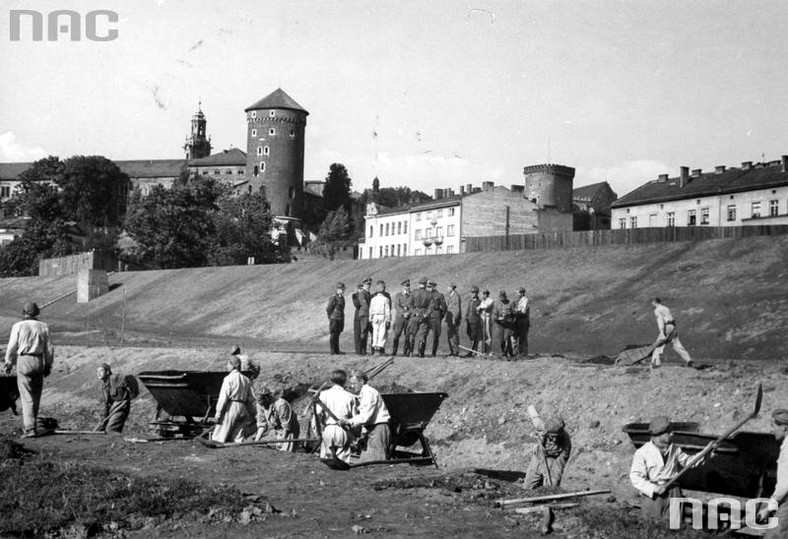 Otto von Wachter i Oberarbeitsfuhrer Heinrich Hinkel dokonują przeglądu wałów pod Wawelem