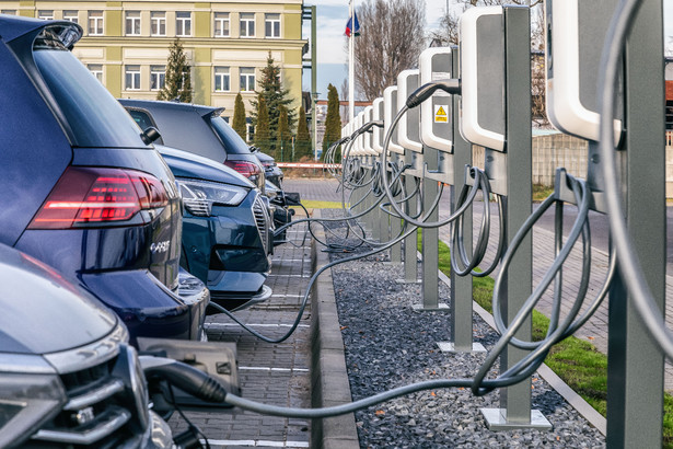 W poniedziałek Narodowy Fundusz Ochrony Środowiska i Gospodarki Wodnej (NFOŚiGW)uruchomił program "Mój elektryk", z którego osoby fizyczne mogą wnioskować o dopłaty do zakupu aut z napędem elektrycznym lub wodorowym.