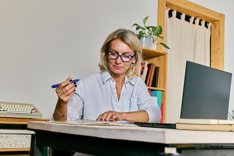 Kobieta rozwiązuje quiz