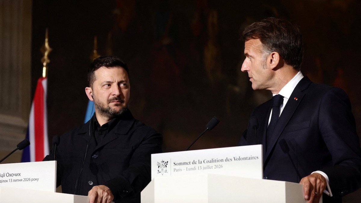 Francúzsky prezident Emmanuel Macron a ukrajinský prezident Volodymyr Zelenskij po samite Koalície ochotných o bezpečnostné záruky pre Ukrajinu v Paríži, 13. júla 2026.