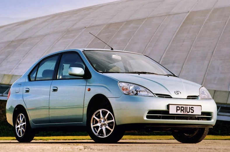 Toyota Prius z 1999 r. – w tamtych czasach tylko nieliczni wierzyli, że napęd hybrydowy ma przyszłość. Rekordy popularności biły coraz mocniejsze i coraz bardziej oszczędne diesle, to one miały być napędem przyszłości. 