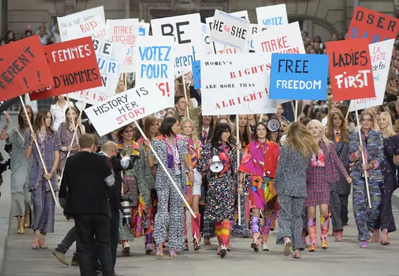 Moda na feminizm? Paryski pokaz Chanel z feministycznym (nietrafnym?) przekazem