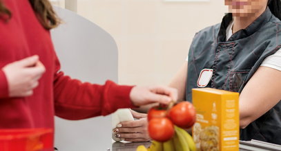 Odmówiła pomocy kobiecie w kolejce. Ludzie byli oburzeni. Teraz gryzie ją sumienie