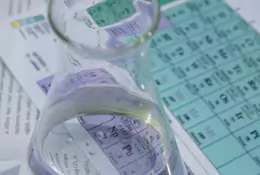 Szybka kartkówka z chemii. 13 pytań o symbole pierwiastków
