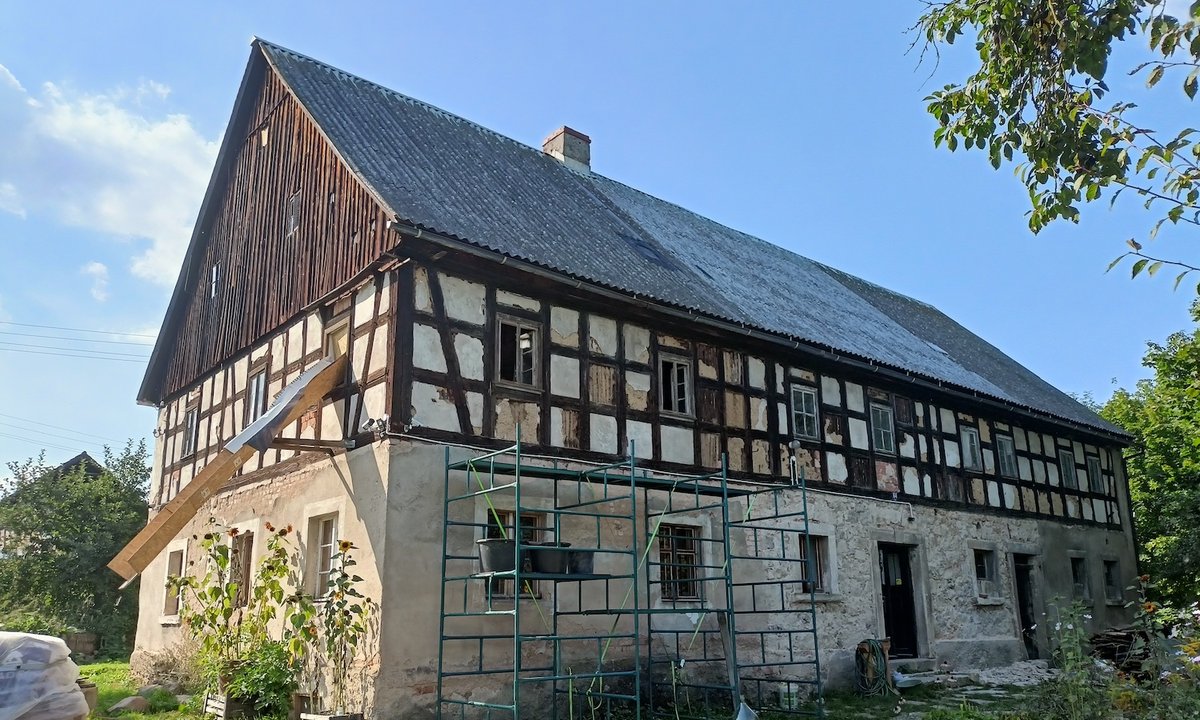Polacy odnawiają dom szachulcowy. "Taki dom kupuje się z pasji"