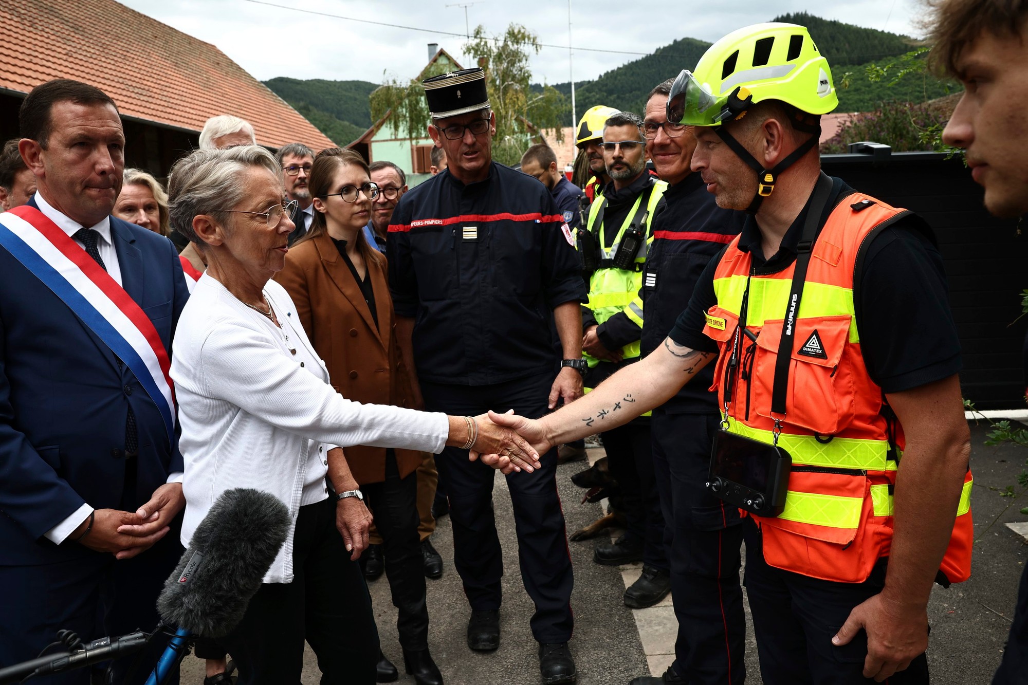 Francúzskom otriasla tragédia. Na fotke je francúzska premiérka Elisabeth Born.