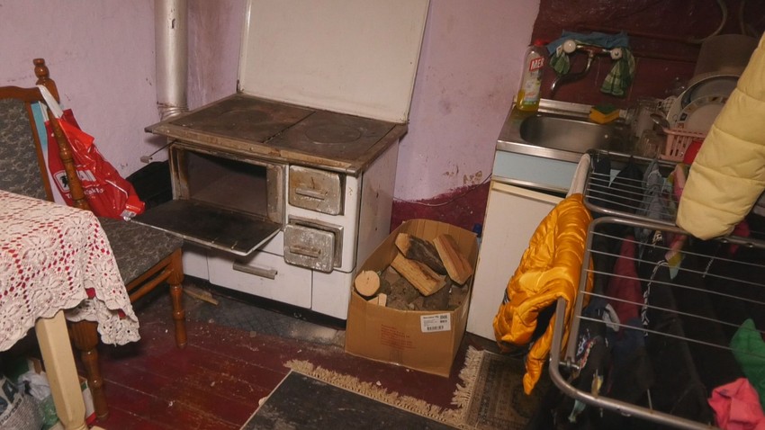 Jelena sa četvoro dece živi u podrumu zgrade