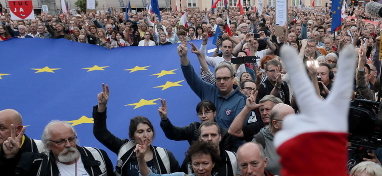 "Wy łamiecie Konstytucję, my robimy rewolucję". Protesty w obronie sądów w kilkudziesięciu miastach Polski