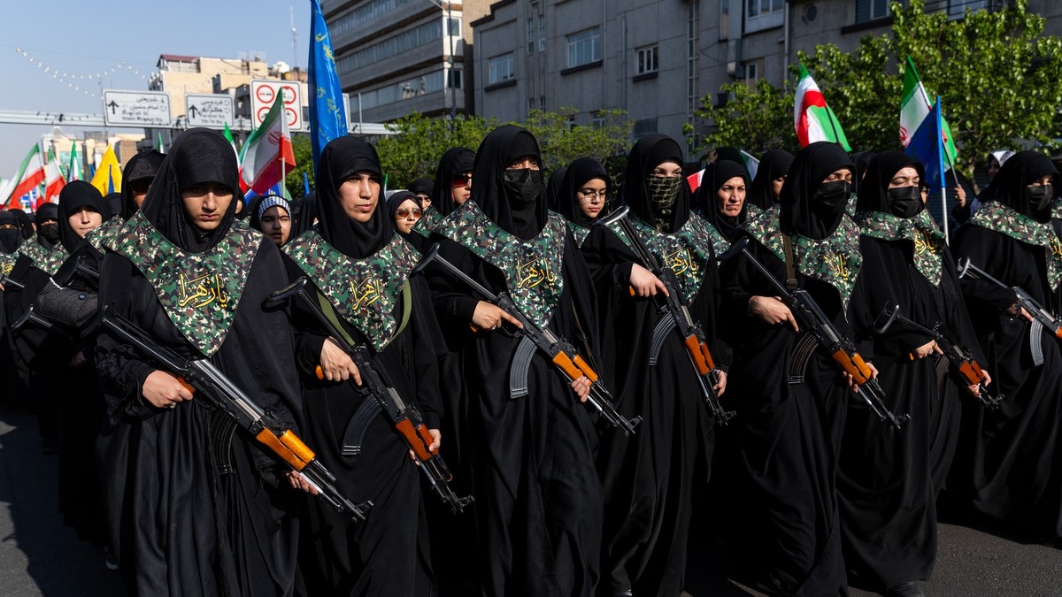Pripadnice paravojne jedinice Basidž, povezane sa Iranskom revolucionarnom gardom, drže oružje tokom parade provladinih iranskih žena