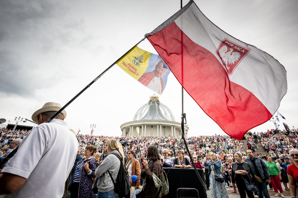 Koncert zespołu Bayer Full w amfiteatrze przy sanktuarium NMP Gwiazdy Nowej Ewangelizacji i św. Jana Pawła II w Toruniu