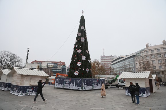 (FOTO) Postavljena i okićena jelka na Trgu republike, okolo novogodišnje kućice