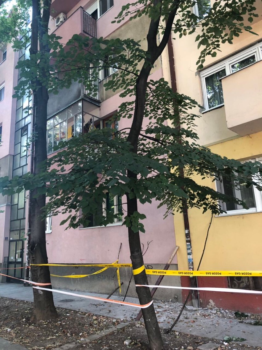Delovi fasade obrušavaju se na ulicu kraj dečjeg igrališta