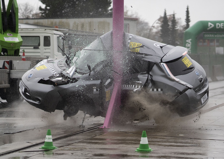 Crash test auta elektrycznego - DEKRA