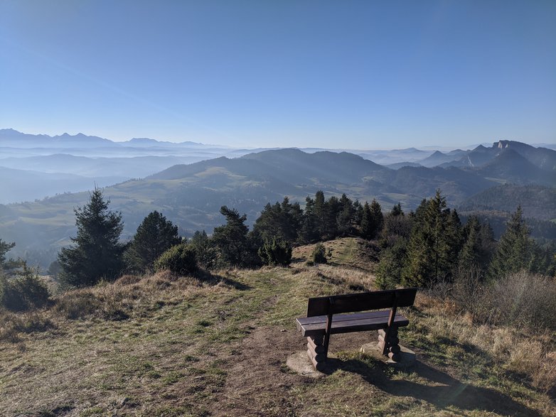 Ławeczka z widokiem na Wysokim Wierchu. Małe Pieniny. 