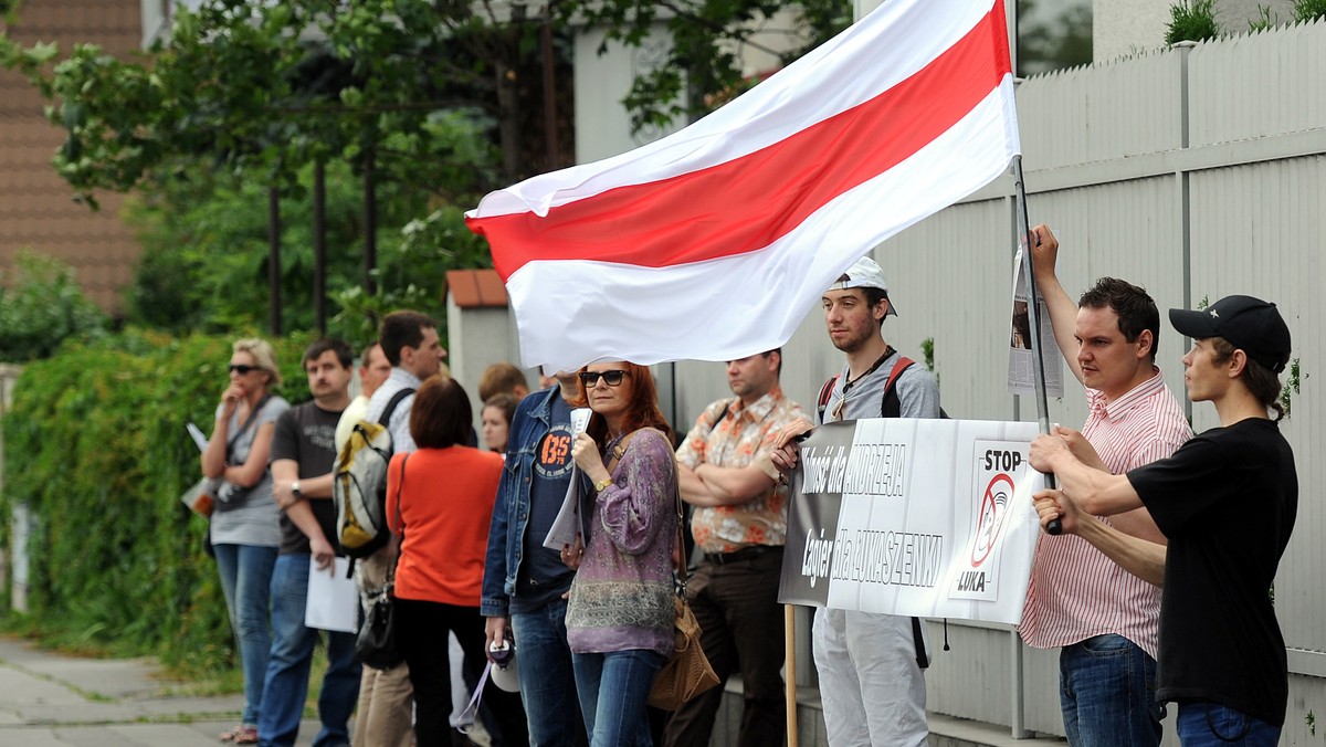 Przed ambasadą Białorusi w Warszawie zorganizowano protest przeciwko więzieniu przez "reżim Łukaszenki" dziennikarza, działacza polonijnego Andrzeja Poczobuta. Organizatorzy nazwali cała sprawę "barbarzyństwem".