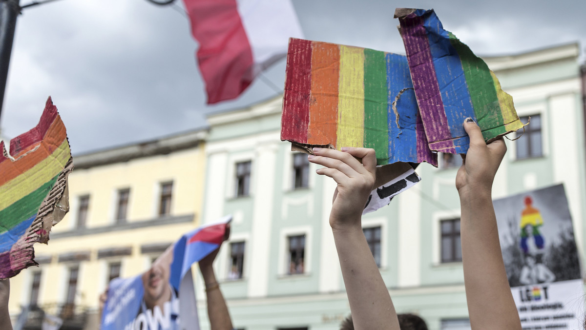 Wybory prezydenckie. Aktywista LGBT zawiadamia prokuraturę