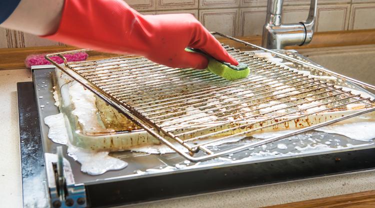 Ilyen egyszerű házi praktikával tisztítom meg a sütőrácsokat. Fotó: Getty Images