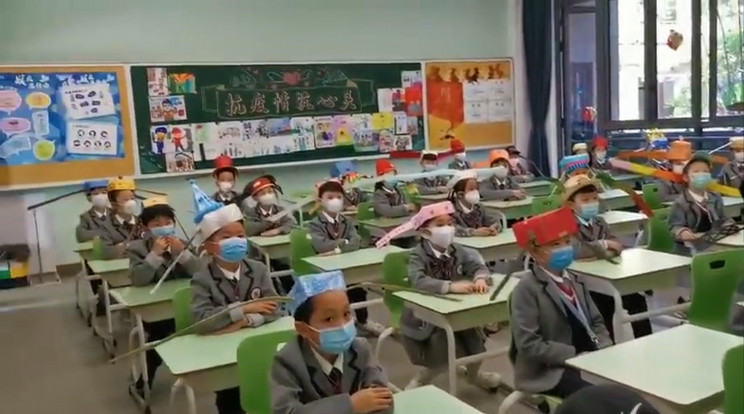 A karantén feloldása után minden diák kalapokkal érkezik az iskolába