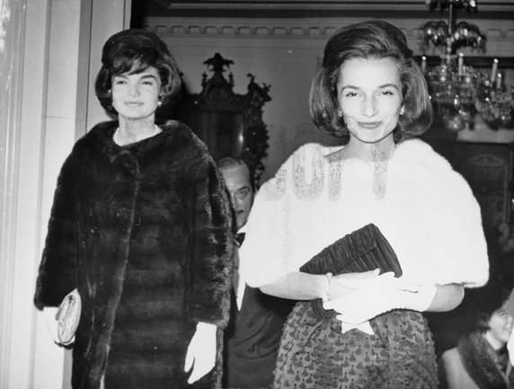 Historia Stanisława i Lee Radziwiłłów (na zdj. Jackie Kennedy i Lee Radziwiłł)