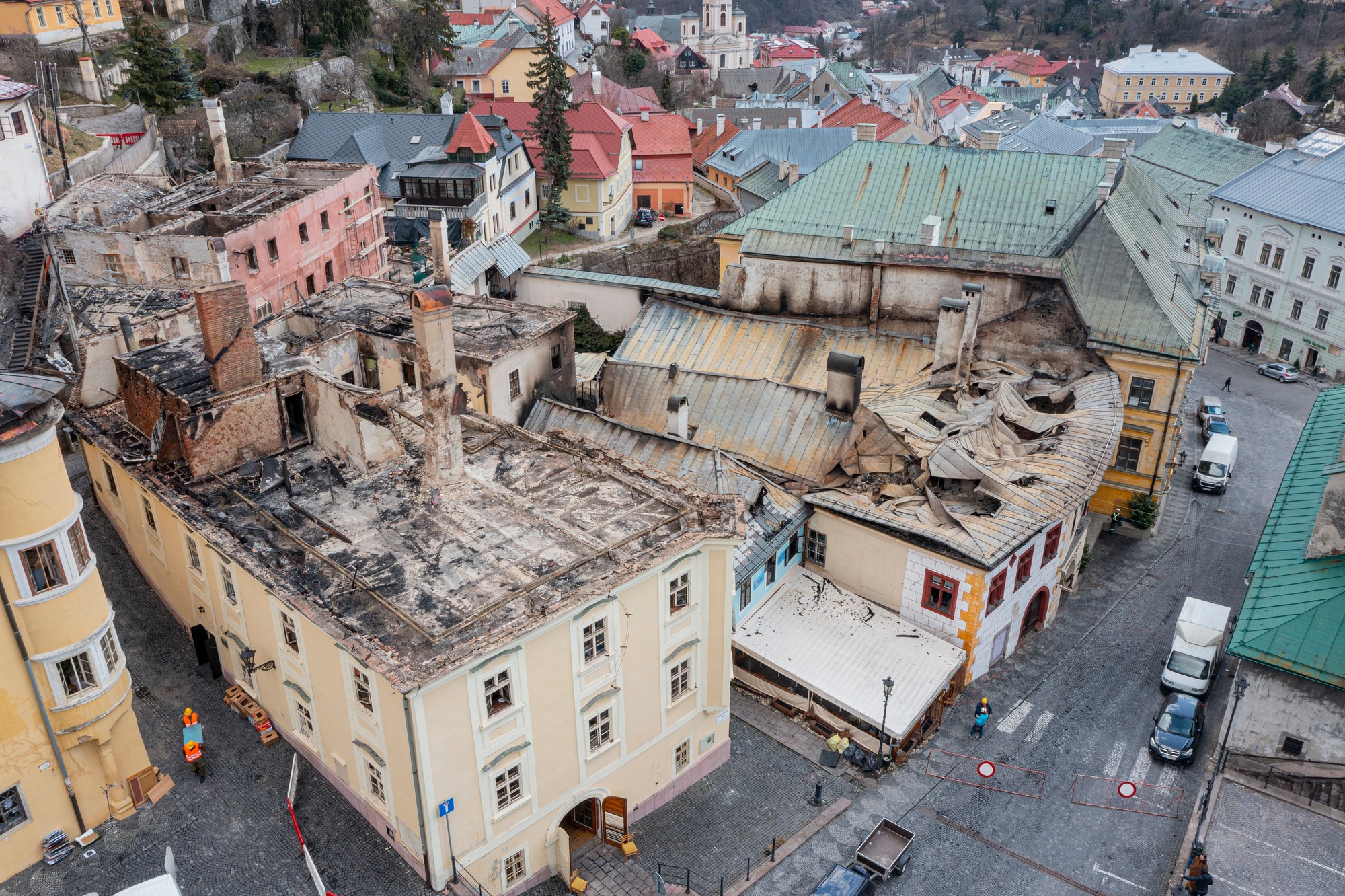 Historické budovy po požiari v centre mesta Banská Štiavnica.