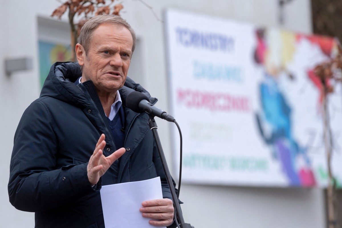 Przewodniczący Platformy Obywatelskiej Donald Tusk podczas konferencji prasowej po wizycie w sklepie papierniczym "Zak" w miejscowości Buk