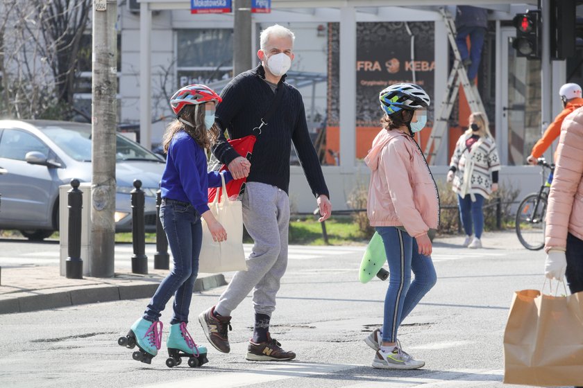 Hubert Urbański na spacerze z córkami