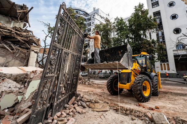 Charków, Ukraina, 29.08.2022. Usuwanie zniszczeń przy zaatakowanym rosyjską rakietą budynku administracji państwowej w Charkowie.