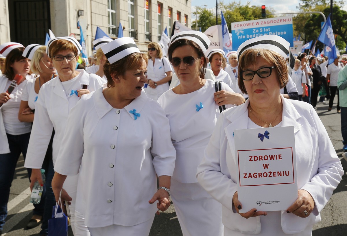 Przewodnicząca OZZPiP Lucyna Dargiewicz (P) oraz wiceprzewodnicząca OZZPIP Longina Kaczmarska (3P) wśród protestujących.