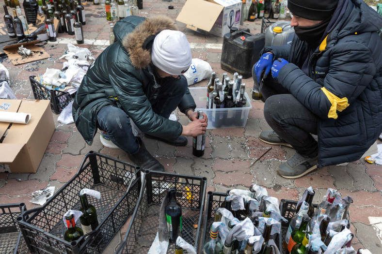 Mieszkańcy Kijowa przygotowują koktajle Mołotowa (marzec 2022).