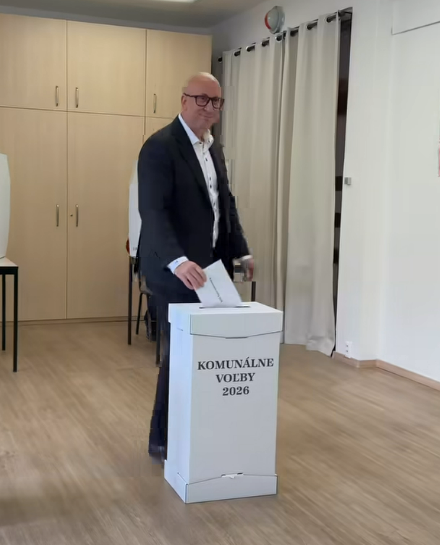 Minister dopravy a kandidát na primátora Bratislavy Jozef Ráž odovzdal svoj hlas v spojených voľbách do orgánov samosprávy obcí a do orgánov samosprávnych krajov.