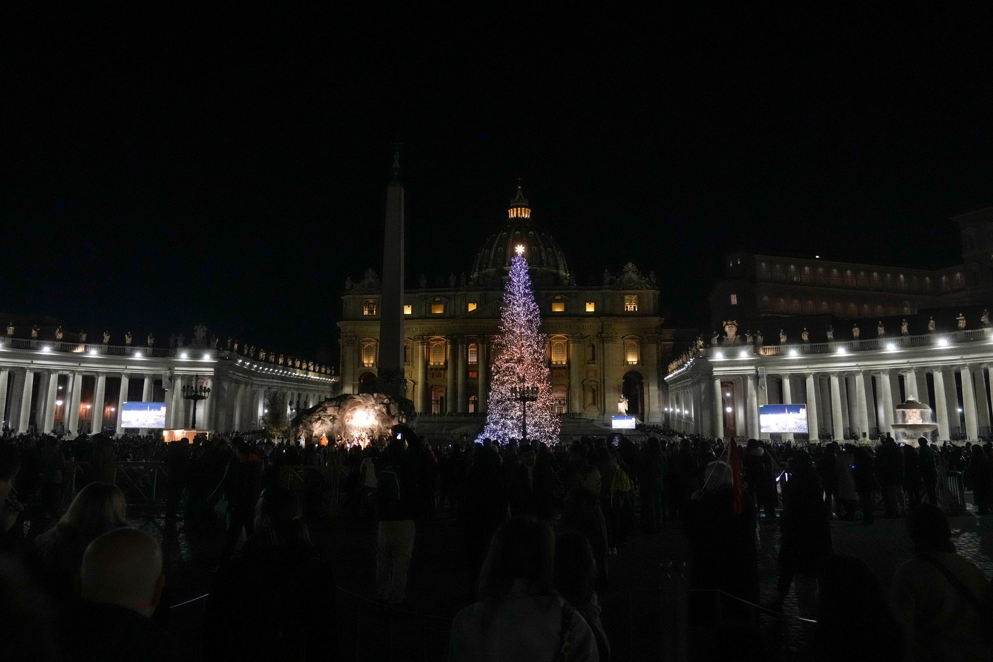 Na Námestí sv. Petra vo Vatikáne už žiari vianočný strom.