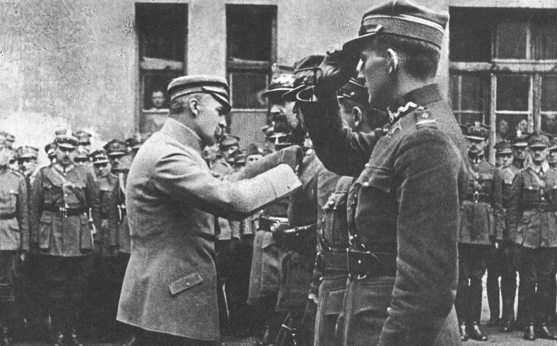 Józef Piłsudski odznacza oficerów krzyżem Virtuti Militari. Pierwszy z lewej gen. Tadeusz Jordan Rozwadowski. Wrzesień 1920 r.