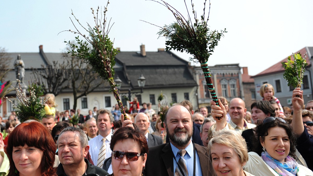 Zapraszamy do przeczytania cotygodniowego felietonu Marka Szołtyska pisanego śląską gwarą. Nasz autor jest pisarzem, publicystą, dziennikarzem, fotoreporterem, nauczycielem historii, ale przede wszystkim Ślązokiem i autorem wielu poczytnych książek o Śląsku.