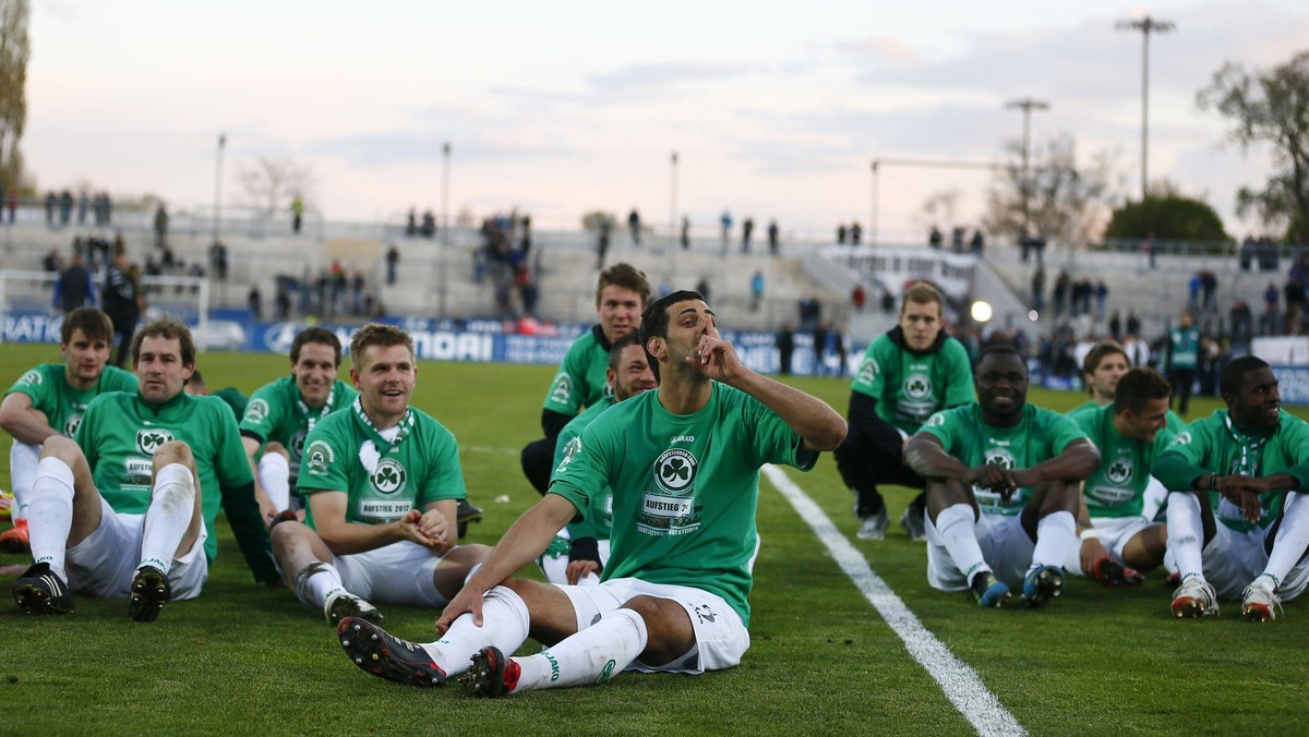 Piłkarze SpVgg Greuther Fuerth mają powód do świętowania. Drużyna Sebastiana Tyrały ostatecznie zremisowała 1:1 z FSV Frankfurt, dzięki czemu na dwa mecze przed końcem sezonu ma już pewne miejsce w 1. Bundeslidze. Polak nie zagrał jednak ani minuty w tym spotkaniu.