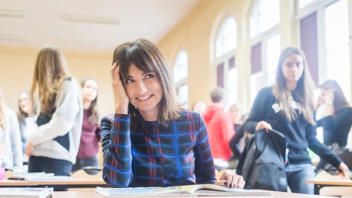 – Znowu się dziś spóźniłam – zażartowała Dominika Kulczyk, gdy stanęła przed pełną aulą I Liceum Ogólnokształcącego im. Karola Marcinkowskiego w Poznaniu, które kiedyś skończyła. To była pierwsza szkoła tego dnia, bo potem odwiedziła też Uniwersytet im. Adama Mickiewicza, gdzie wręczyła stypendia imienia swojego Taty.