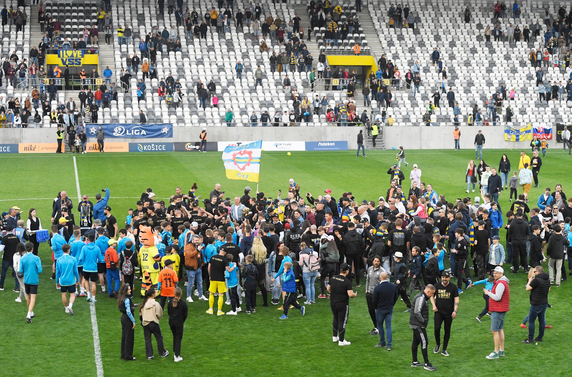 Na snímke futbalisti FC Košice a fanúšikovia sa tešia po výhre nad Spartakom Myjava v 29. kole II. futbalovej ligy v Košiciach.