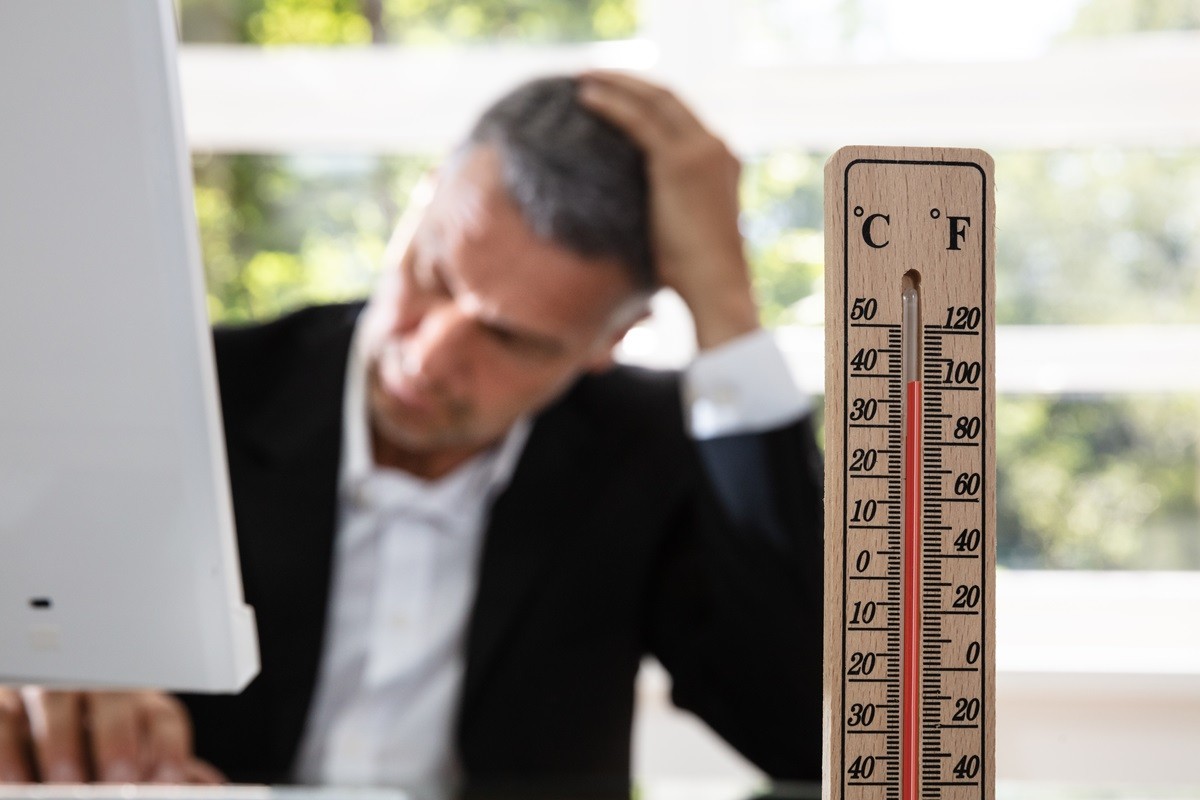 Projekt wprowadza górne granice temperatur, w których pracownicy mogą pracować, i ustala progi na 22, 25 i 28 st. C. J