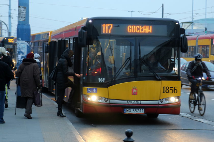 Paliwo tanieje, a bilety ani trochę