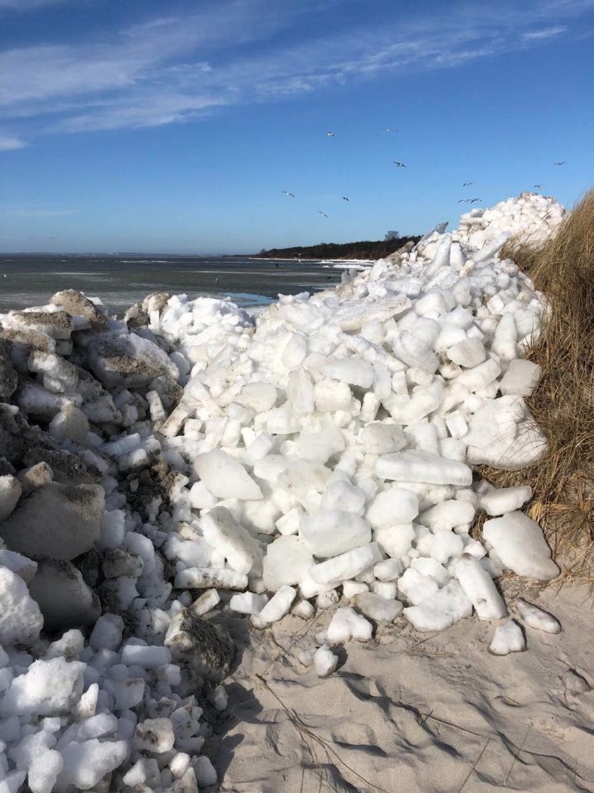 "Lodowe tsunami" na Półwyspie Helskim. To rzadkie zjawisko