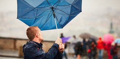 Chłodne pożegnanie kwietnia. Nie zapomnij parasolki i uważaj na burze!