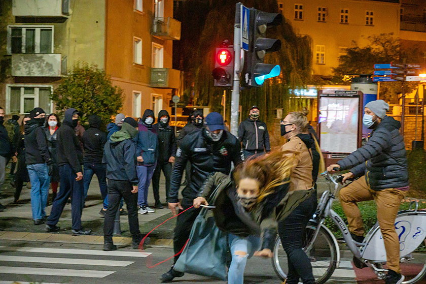 Strajk kobiet. Podczas protestów doszło do ataków na manifestantów