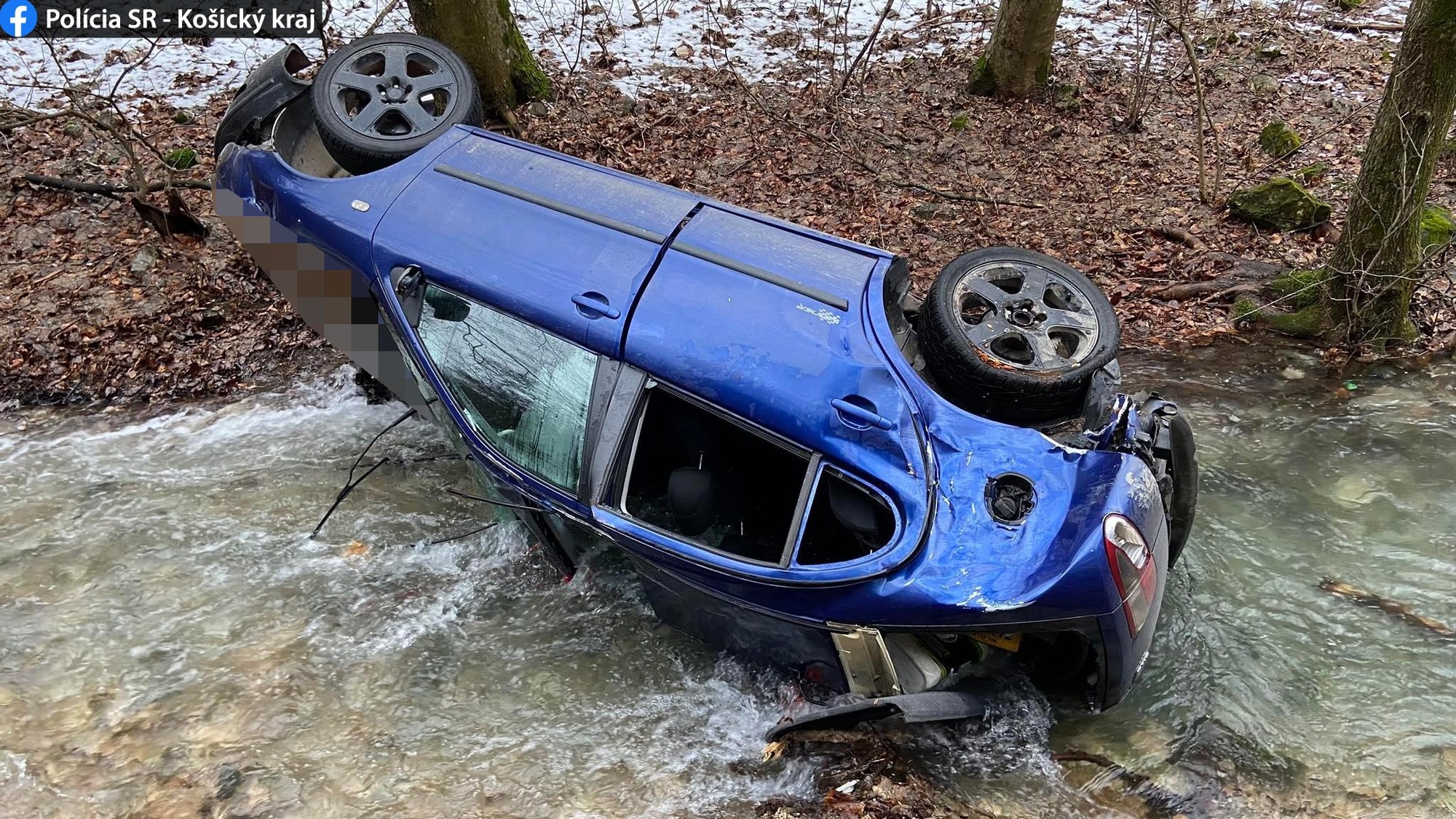 Na ceste medzi obcami Háj a Hačava skončilo auto v potoku.