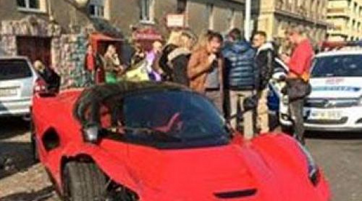 Mayweather a Pesten összetört La Ferrari vezetőjét cikizte!