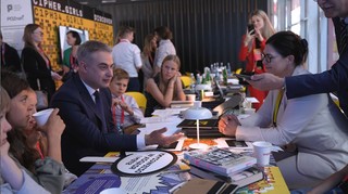 Młodzi do ministra cyfryzacji: wolimy przyjaciół i podwórko od smartfonów