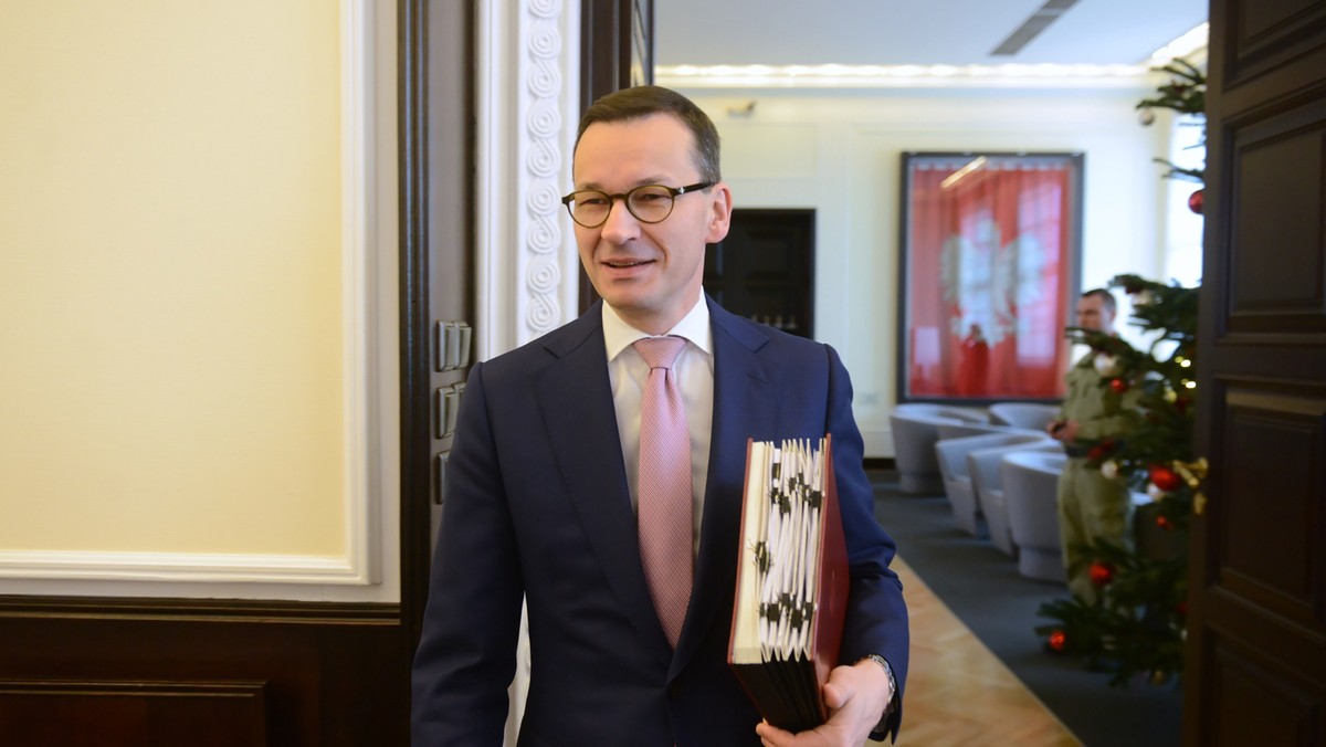 Przedwczoraj minister energii zapowiedział, że spółki energetyczne dołożą się do rekompensat po podwyżce cen prądu. Dziś premier Morawiecki stwierdza, że podwyżek nie będzie. - Jest to kompletna karykatura tworzenia polityki energetycznej kraju. Bareja by tego nie wymyślił - mówi Karolina Baca-Pogorzelska w rozmowie z Onetem. - Tak gospodarka rynkowa nie działa. I kto jak kto, ale pan premier Morawiecki, były szef jednego z największych banków w Polsce, mniemam, że podstawy tej wiedzy posiada - dodaje.