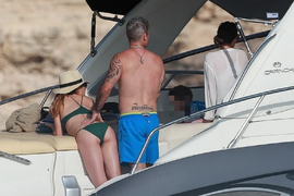 Spava sa TAŠTOM, sa ženom više nema SE*S - ranije buktalo od strasti pa PRESUŠILO: Ona mu redovno brije LEĐA I ZADNJICU i ne smeta joj celibat - veza kakvu retko ko ima